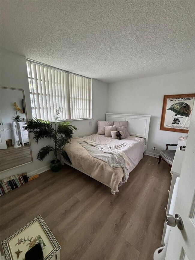Building Photo - 9430 Poinciana Pl