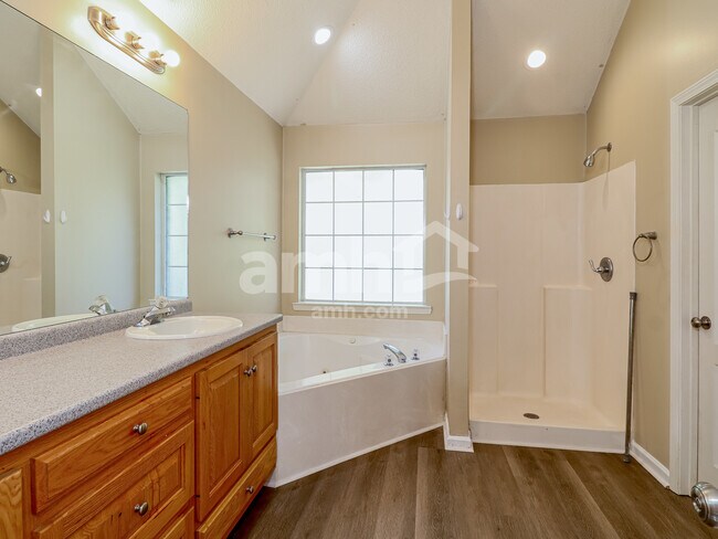 Building Photo - 154 Jamestown Dr