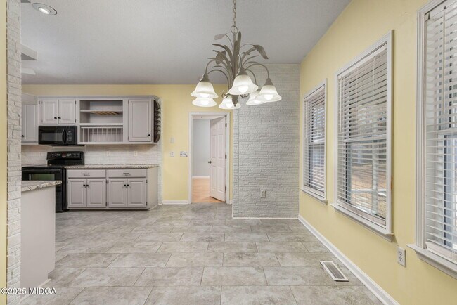 Building Photo - 108 Van Dyke Cove