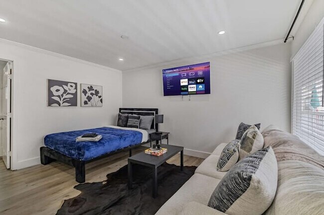 Building Photo - 2216 Hazard St