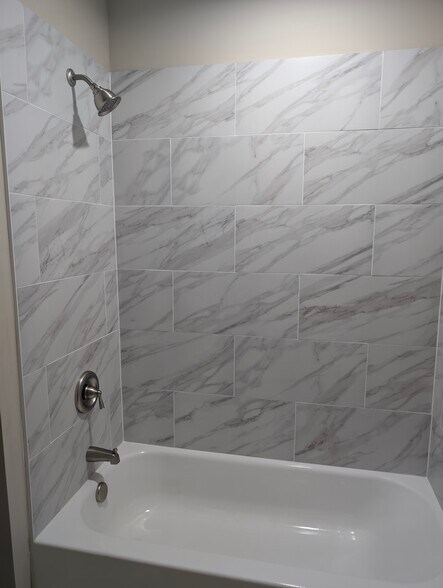 Full bathroom - 4211 Sheldon Ave