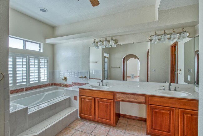 Building Photo - 6912 Crown Ridge Dr