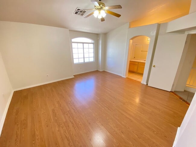 Building Photo - Charming 2 Bed/3Bath/2 Car Garage, Townhome nestled in this beautiful Summerlin North Gated Commu...