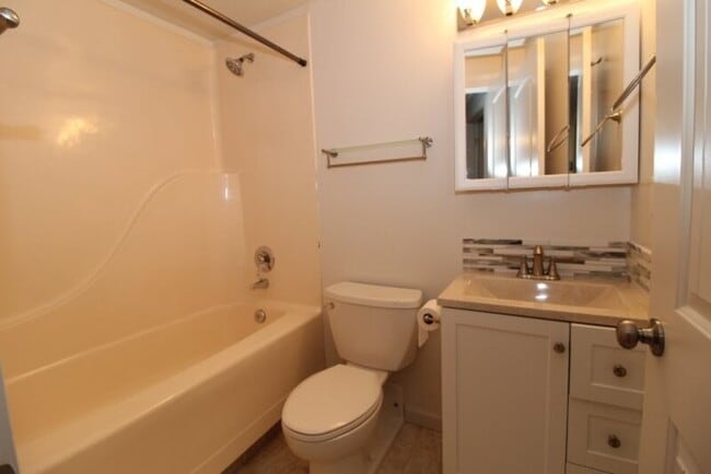 Building Photo - 12313 NE 150th Ct