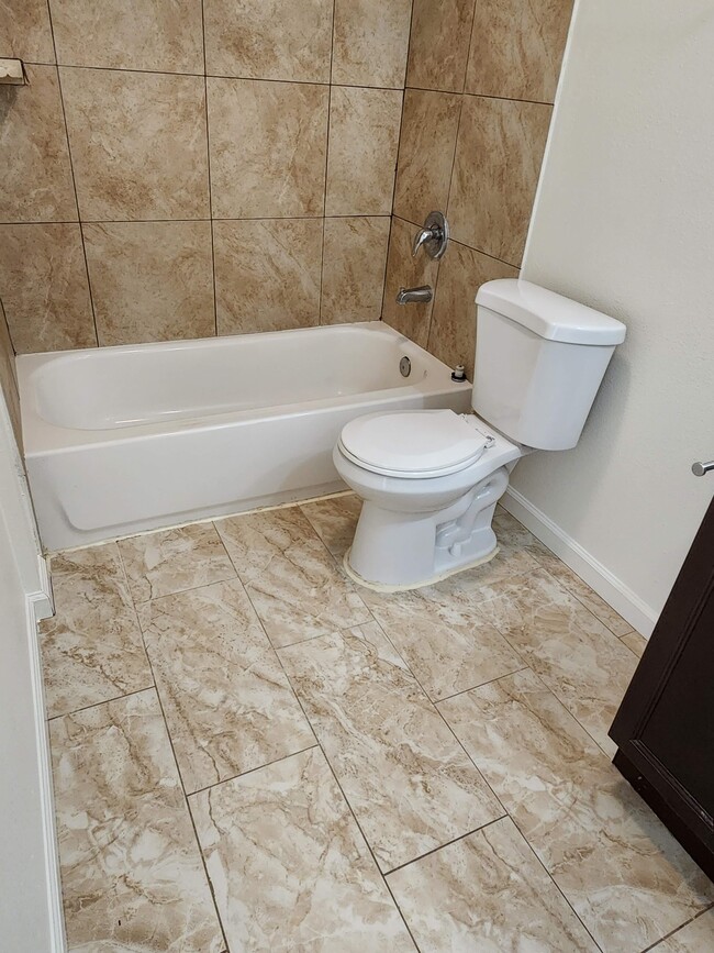 Building Photo - 151 Amberidge Dr