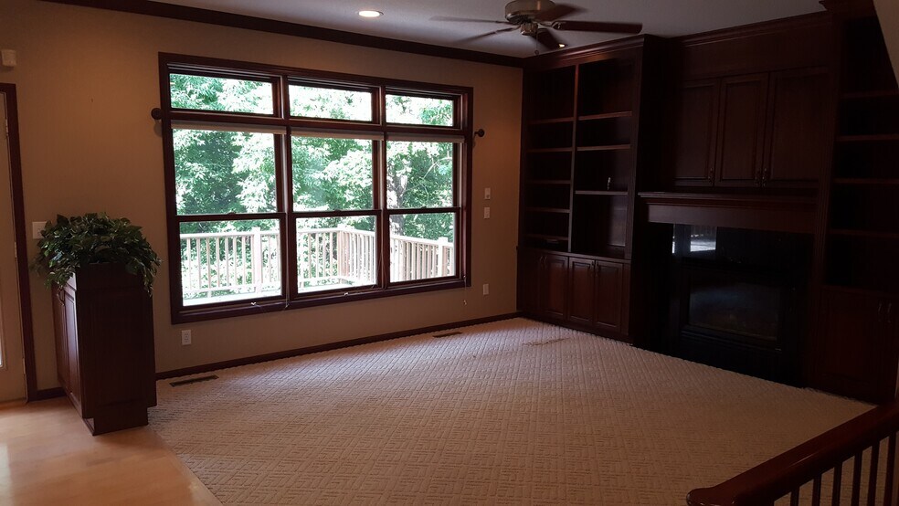 Living room - 2007 Glendale Hills Dr NE
