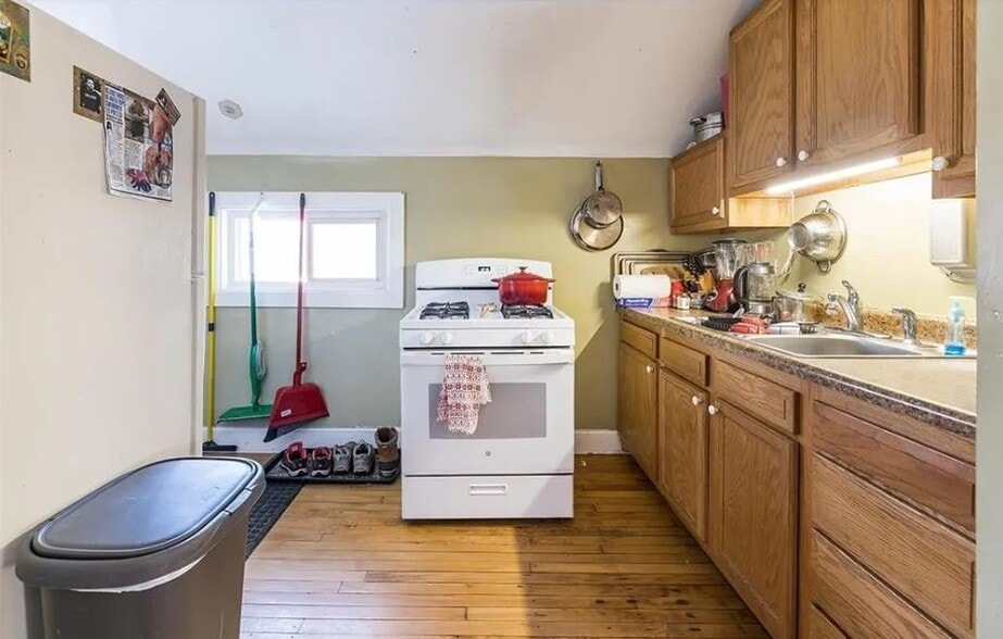 Kitchen - 521 Bay St