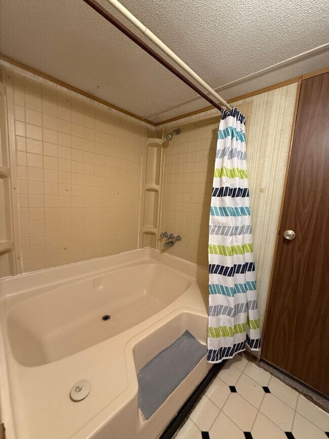 Building Photo - 2 bedroom, 1 bath Mobile Home