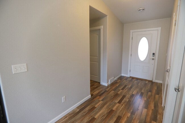 Building Photo - Newer patio home