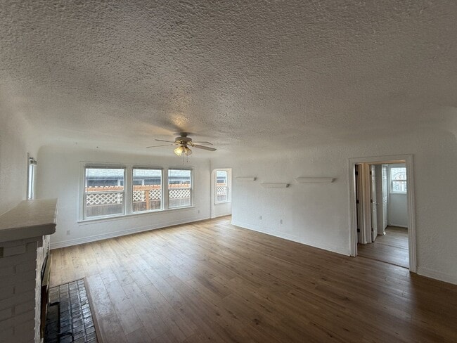 Building Photo - 777 W 10th Ave