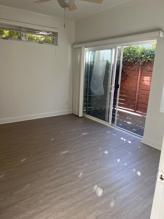 bedroom 1 with private terrace - 14907 Moorpark St
