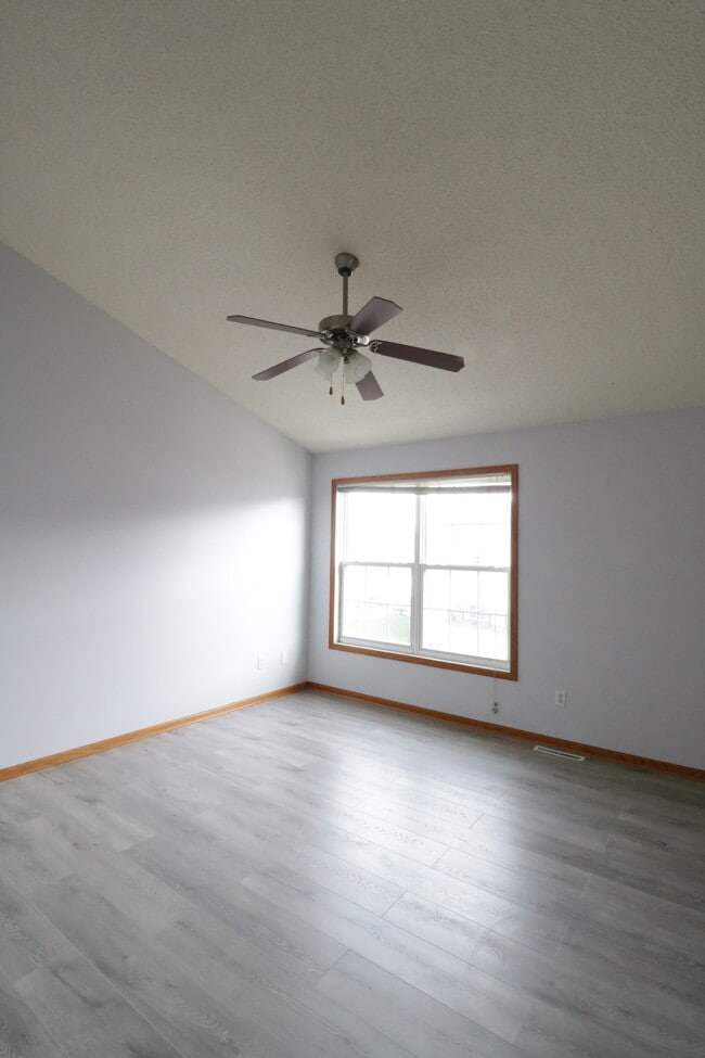 Building Photo - 7860 Old Carriage Ct