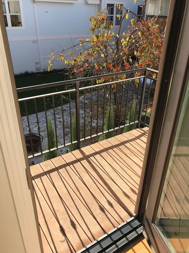 Building Photo - 2 Bedroom 2 bath Downtown Unit with $500 O...