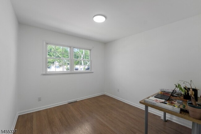 Building Photo - 33 Larchmont Rd