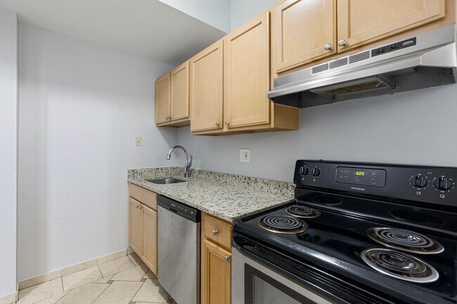 Building Photo - 4520 N Clarendon Ave