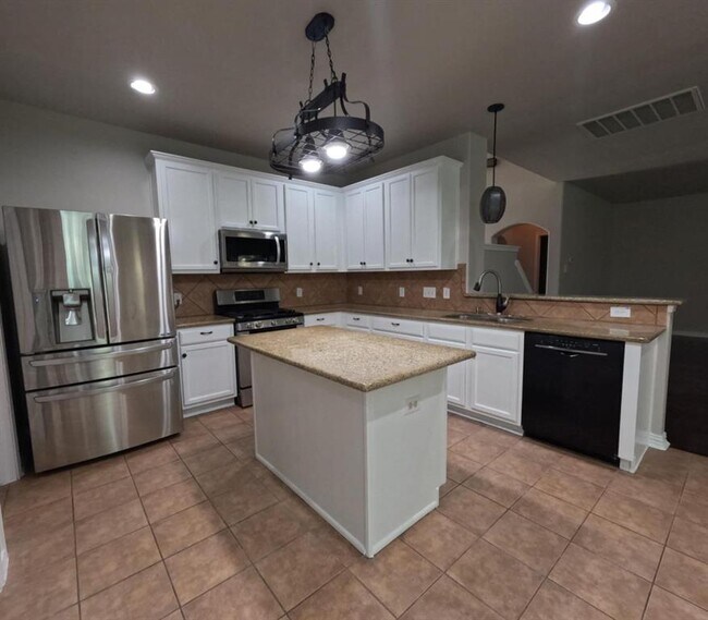 Building Photo - 2521 Saratoga Dr
