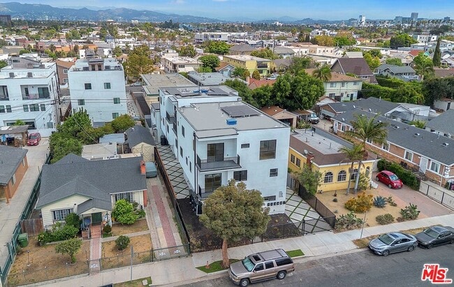 Primary Photo - 4703-4704 Saturn St