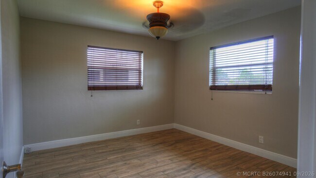 Building Photo - 1128 W River Dr