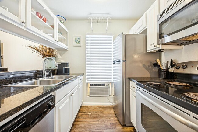 Building Photo - 1510 W 6th St