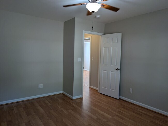Building Photo - Cozy 2 story, 5 bedroom, 3.5 bathroom hous...
