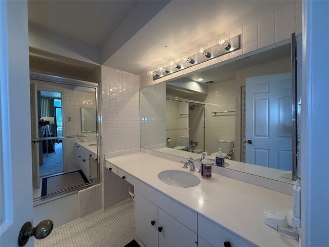 Building Photo - 15 Greenway Plz