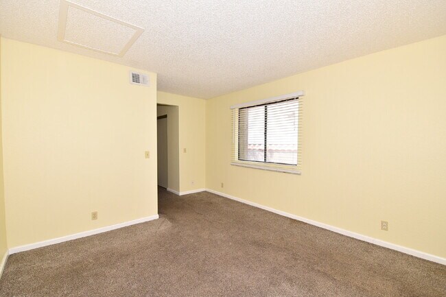 Building Photo - Lovely 2nd Floor, 1 Bed, 1 Bath Condo At Desert Shores!