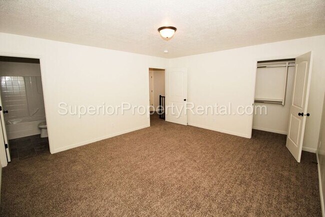 Building Photo - 3 bed, 2.5 bath town house *Internet Included