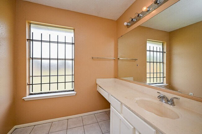 Building Photo - Nice 4 bd Rm Single Family Home