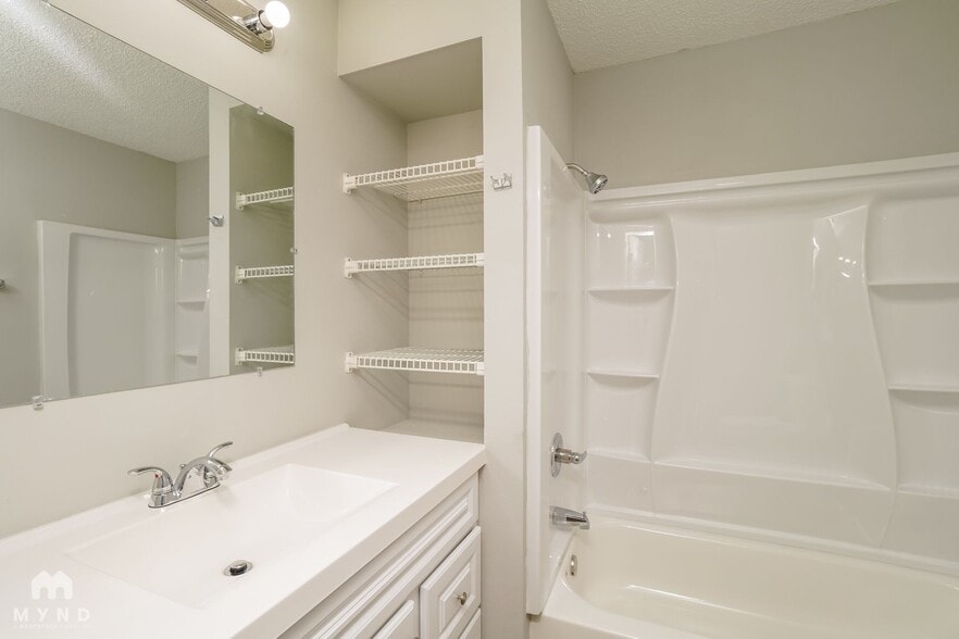 Building Photo - 6009 Applegate Dr