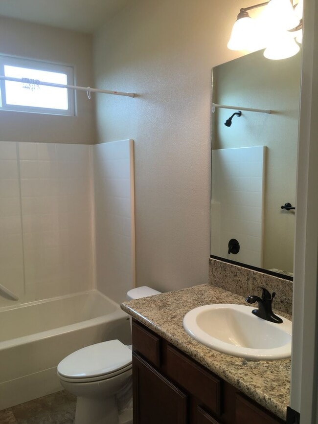 Building Photo - Beautiful Shasta Lake home with Landscapin...