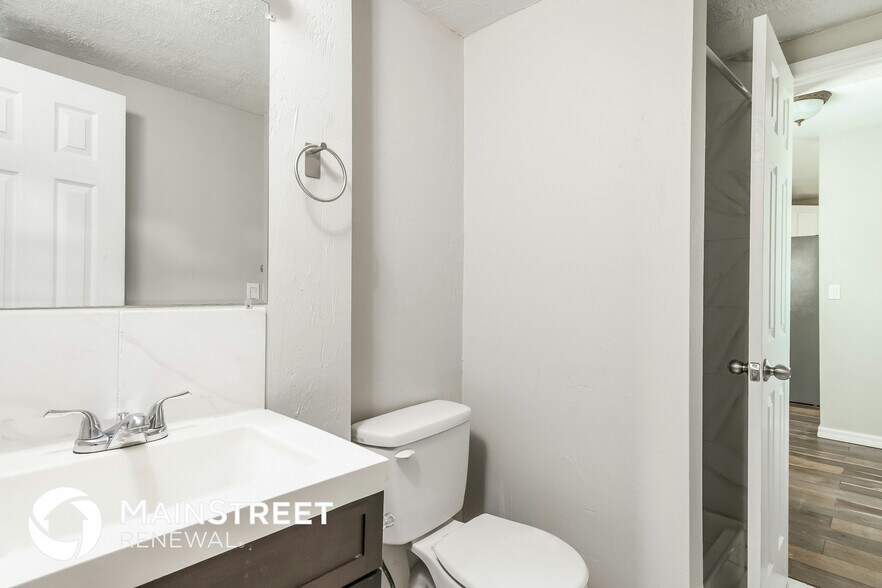 Building Photo - 825 E Jackson Ave