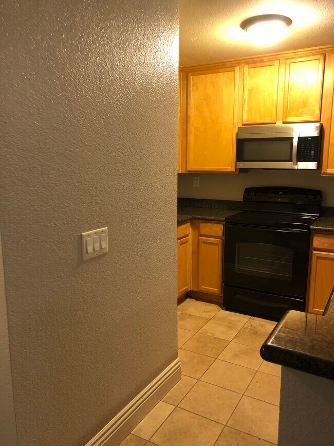 Building Photo - 2325 Del Mar Way # 103