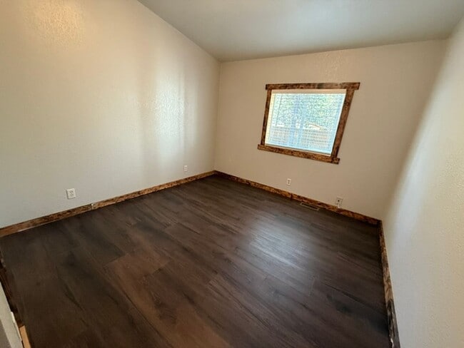 Building Photo - Newly Remodeled Home - Fully Fenced and Gated