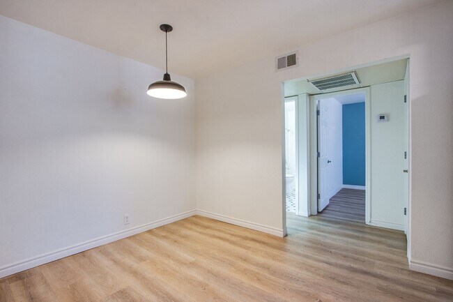 Building Photo - Gorgeous 1Bed/1Bath Condo located in The B...