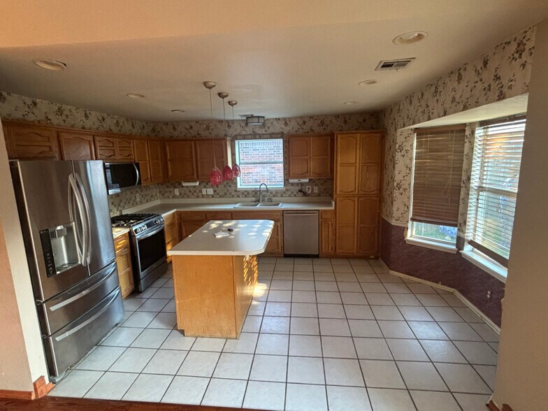 Building Photo - 3220 North 3rd Pl E