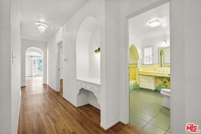 Building Photo - 1143 S Rimpau Blvd