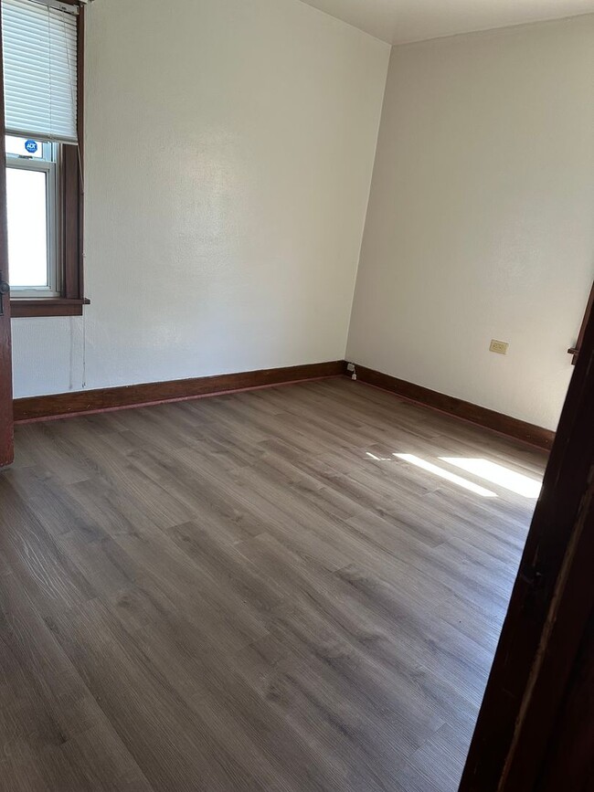 Building Photo - 2 bedroom house