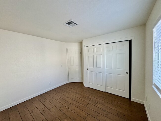 Building Photo - Midvale beauty 3 bed 2 bath