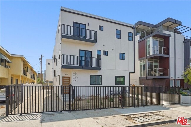Building Photo - 910 N Hudson Ave