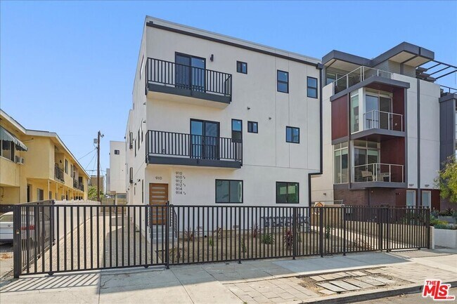 Building Photo - 914 N Hudson Ave