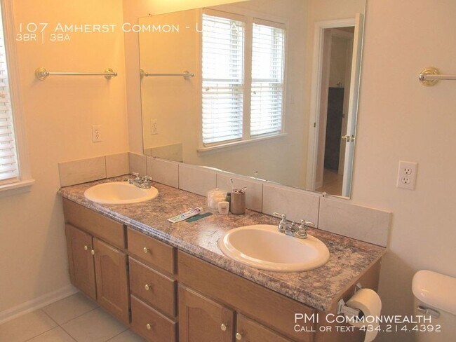 Building Photo - 3 Bed / 2.5 Bath Duplex (Available 6/5)