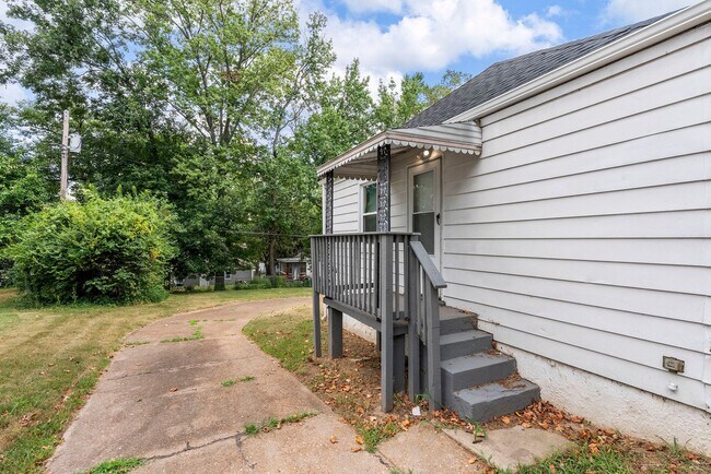 Building Photo - Charming Updated 2 Bed, 1 Bath Ranch – A H...