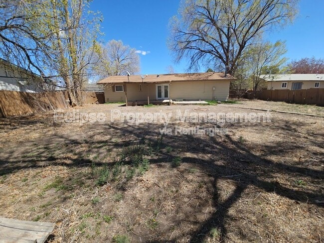 Building Photo - 208 Maple Dr