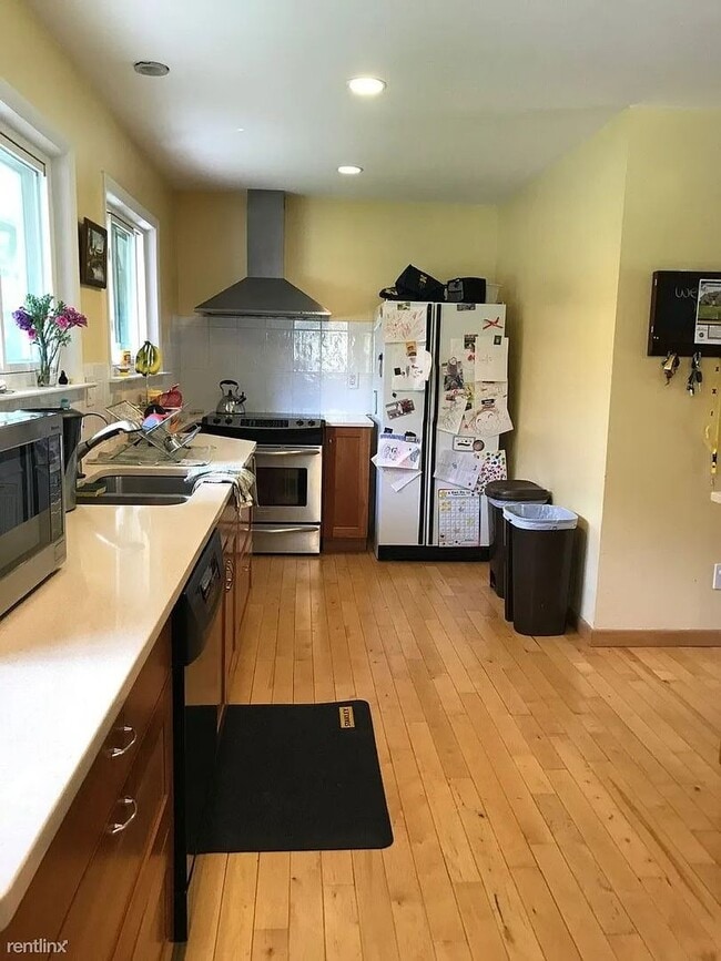 Building Photo - Available now! Inviting ranch situated in desirable North Ann Arbor