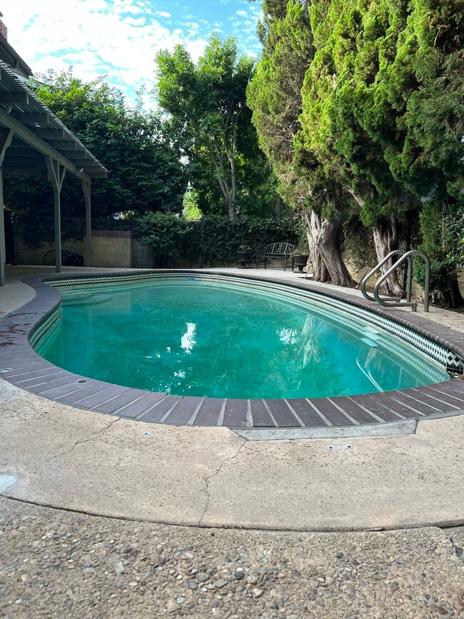 Building Photo - 5541 Bellaire Ave