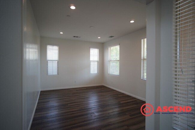 Building Photo - Beautiful 4-Bedroom Located In Highgate Co...