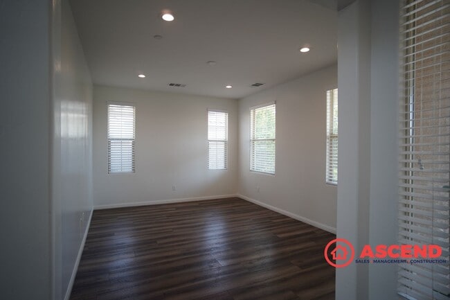 Building Photo - Beautiful 4-Bedroom Located In Highgate Community!