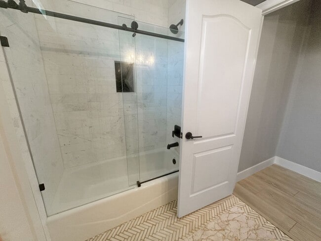 Building Photo - Pet-friendly, Newly Remodeled 2bd/2bth in Palmer Ranch