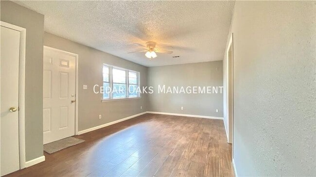 Building Photo - 2400 Dogwood Pl