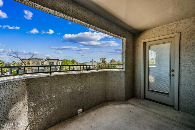 Building Photo - 2025 E Campbell Ave